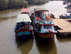 Tarif Perahu Penyeberangan ke Kampung Laut Naik. Sampai 50 Persen