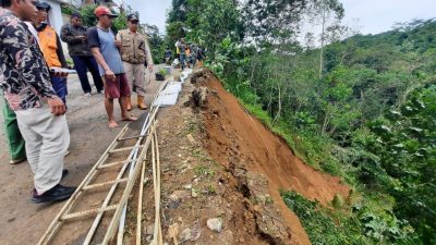 Jalan Terancam Putus Akibat Tebing Longsor
