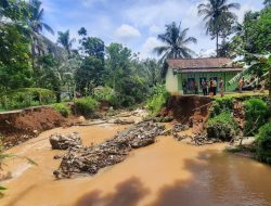 Jembatan Hanyut Terbawa Banjir
