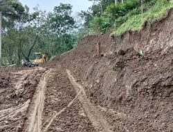 Hujan Ganggu Perbaikan Jalan Putus