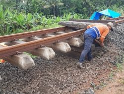 Rel Kereta Anjlog Akibat Banjir di Cilacap
