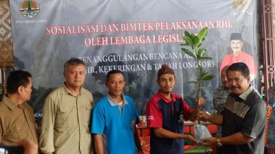 Sunarna Kucurkan Bibit Pohon. Kurangi Ancaman Banjir