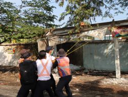 KAI Tertibkan Bangunan Liar