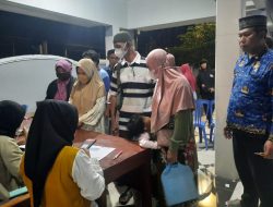 Rela Antri Sampai Malam Demi Bansos