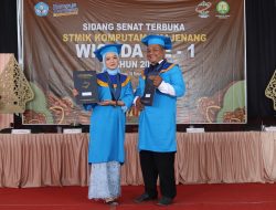 Anak dan Bapak Wisuda Bersama