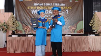 Anak dan Bapak Wisuda Bersama