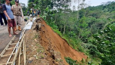 Penanganan Darurat di Jalan Terancam Putus