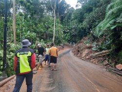 Longsor Tutup Jalan Propinsi