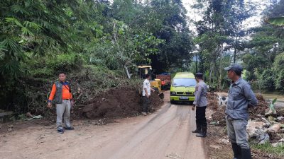 Longsor Mulai Tertangani. Jalan Majenang-Salem Terbuka