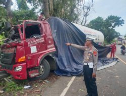 Minibus Tabrak Truk LPG. 2 Luka-luka