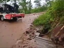 Saluran Meluap Memaksa Kendaraan Putar Balik