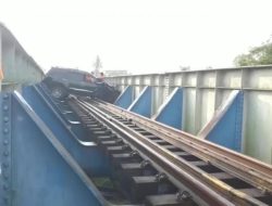 Mobil Pemudik Nyangkut di Jembatan Rel. Perjalanan Kereta Terganggu