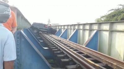 Mobil Pemudik Nyangkut di Jembatan Rel. Perjalanan Kereta Terganggu