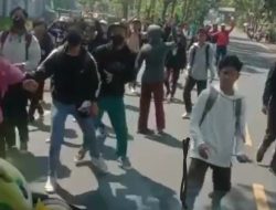 Video Viral Anak Cegat Truk. Bocil Kena Semprot Sopir