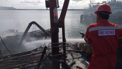 Kapal Terbakar Saat Diperbaiki