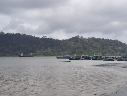Bangkai Kapal Perang di Pantai Cilacap Sudah Tidak Utuh
