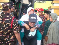 Pulang, Jemaah Haji Terpaksa Digendong