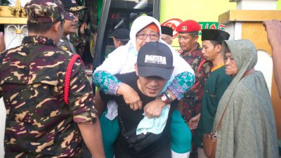 Pulang, Jemaah Haji Terpaksa Digendong