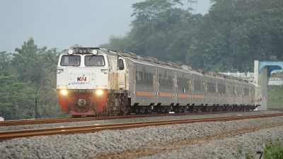 Bakar Sampah Dekat Rel Ternyata Sangat Berbahaya