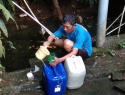 Kesulitan Air Bersih, Warga Terpaksa Jalan Kaki 4 KM