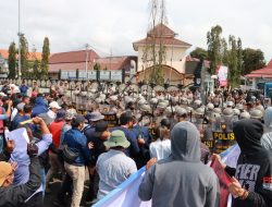 Protes Pemilu, “Massa Serbu Alun-alun Cilacap”