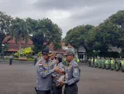 Linmas Cilacap Minim Seragam. Jaga TPS Pakai Kaos