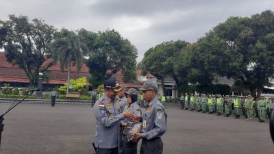 Linmas Cilacap Minim Seragam. Jaga TPS Pakai Kaos