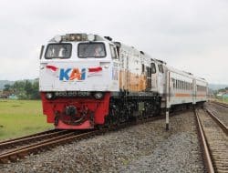 Pemotor Tertabrak Kereta. Korban Dilarikan ke Rumah Sakit