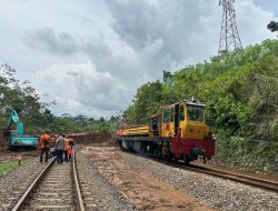 Perjalanan Kereta Masih Terganggu. Akibat Tanah Longsor