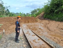 Rel Kereta Tertimpa Longsor. Kereta Harus Memutar