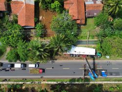 Truk Guling Bikin Macet Jalan Nasional