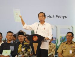 Ke Cilacap, Jokowi Bagikan Ribuan Sertipikat