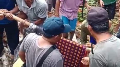 Warga Evakuasi Korban Tertimbun Longsor dan Sudah Meninggal