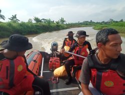 Basarnas Cari Orang Tenggelam di Sungai