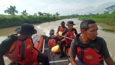 Basarnas Cari Orang Tenggelam di Sungai