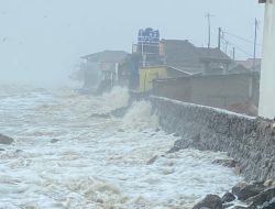 Banjir Rob Akibat Gelombang Tinggi Terjang Indramayu. Ratusan Orang Mengungsi