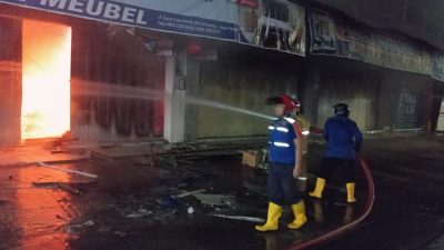 Terjebak Saat Kebakaran Ruko di Cilacap, Pemilik Loncat ke Truk