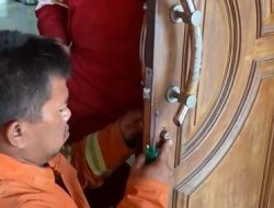 Terjebak di Rumah Kos, Anak Kost Minta Bantuan Pemadam Kebakaran