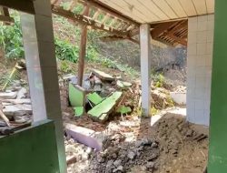Longsor Susulan Masih Mengancam Ponpes Al Huda. Warga Lakukan Pembersihan