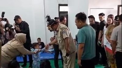 Nenek Pengungsi Banjir di Jakarta Menolak Ajakan Rano Karno