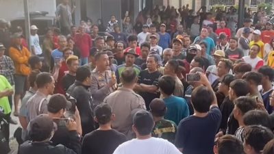 Ratusan Warga Amis Geruduk Polsek Cikedung, Tuntut Polisi Tangkap Lagi Terduga Pencuri