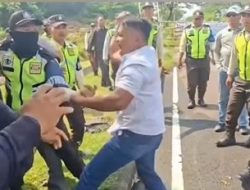 Di Bekasi, Oknum Ormas Ganggu Halangi Kendaraan Proyek dengan Blokir Jalan