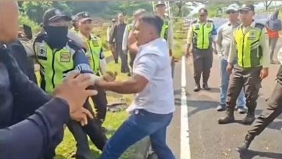 Di Bekasi, Oknum Ormas Ganggu Halangi Kendaraan Proyek dengan Blokir Jalan
