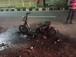 Ngebut, Motor Tiba-tiba Muncul Api hingga Ludes Terbakar