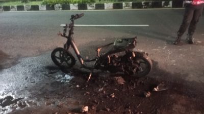 Ngebut, Motor Tiba-tiba Muncul Api hingga Ludes Terbakar