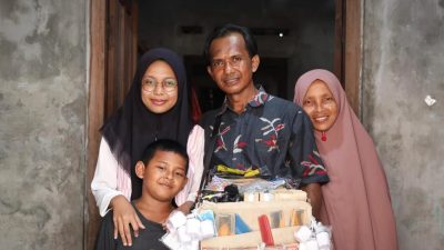 Sosok Putri Khasanah, Anak Pedagang Keliling yang Bisa Kuliah di UGM