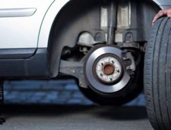 Cara Mengganti Ban Mobil Sendiri dengan Benar