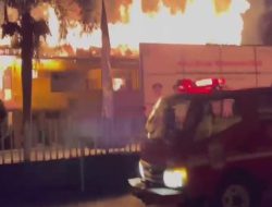 Petugas Padamkan Kebakaran Gedung Disnaker Riau yang Ludes Terbakar
