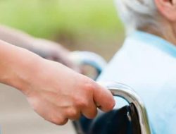 Anak Menitipkan Orang Tua Jompo, Hukumannya Dalam Islam