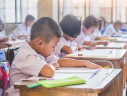 Perbandingan Jam Sekolah: Sekolah Swasta vs Sekolah Negeri di Indonesia